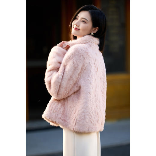 仿拉贡羊毛皮草外套 毛绒丰厚 自带光泽感 米思阳2025冬季优雅轻盈保暖仿皮草短外套女5743 商品图4