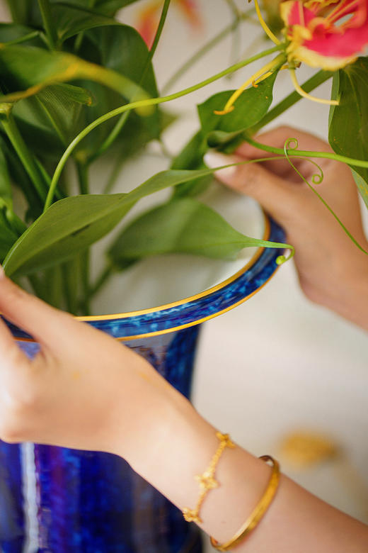 【已售】独角鹿西洋古董1887-1895年代法国御窑塞弗尔签名出品手绘描金装饰云朵蓝釉美第奇樽造型瓷花瓶 商品图3