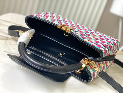 秋冬特惠💰1900 渠道级LV 新品 te级LV 全套包装 M22270/M48865五彩编织〰此款色彩绚丽的Capucines中号手袋 商品图4