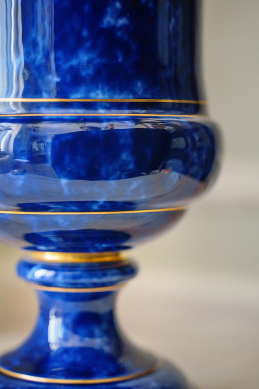 【已售】独角鹿西洋古董1887-1895年代法国御窑塞弗尔签名出品手绘描金装饰云朵蓝釉美第奇樽造型瓷花瓶 商品图6