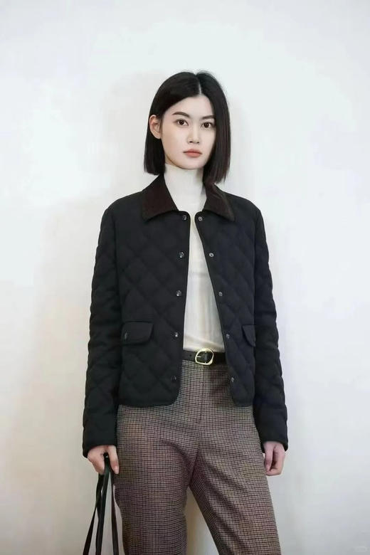 羊毛混纺短款翻盖羽绒服 翻领西装羽绒服 正肩合身廓形 线条流畅 剪裁合体 撞色灯芯绒翻领设计 羊毛混纺平纹布面料 商品图2
