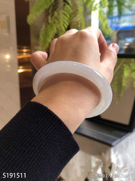 5191511，手镯，圈口56.8。具体价格微信咨询