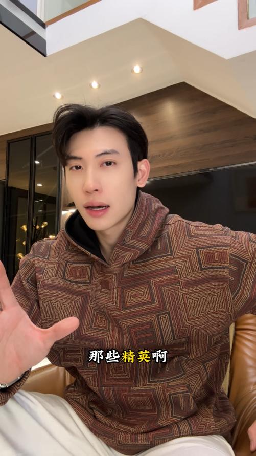 WY1353SDSA男士秋冬新款痞帅男装潮牌撞色不规则图形连帽卫衣百搭上衣 商品图0