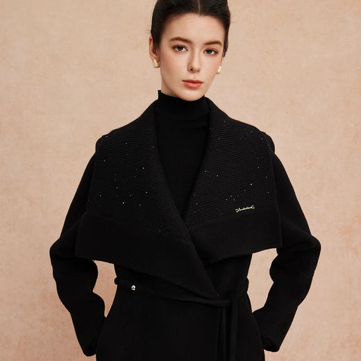 QH952斯尔丽25新款针织配色进口小亮片大翻领收腰放摆气质长大衣 商品图4
