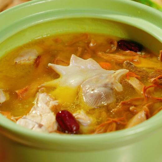 【泰山黄油老母鸡】肉质紧实，细嫩皮下脂肪少，鸡肉纤维更细—泰山肥城桃林慢养500天，林间栖息，食五谷肥桃，无激素无抗生素无兽残 纯良喂养食五谷肥桃，不喂饲料，孕妇小孩都可以放心吃 商品图4