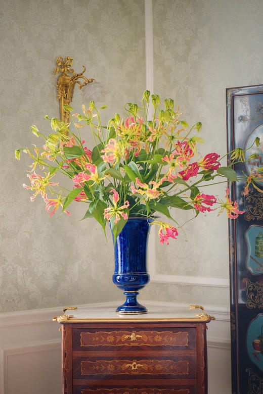 【已售】独角鹿西洋古董1887-1895年代法国御窑塞弗尔签名出品手绘描金装饰云朵蓝釉美第奇樽造型瓷花瓶 商品图1