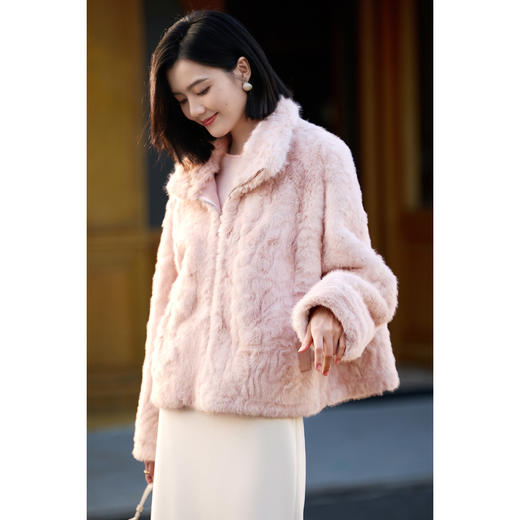 仿拉贡羊毛皮草外套 毛绒丰厚 自带光泽感 米思阳2025冬季优雅轻盈保暖仿皮草短外套女5743 商品图3