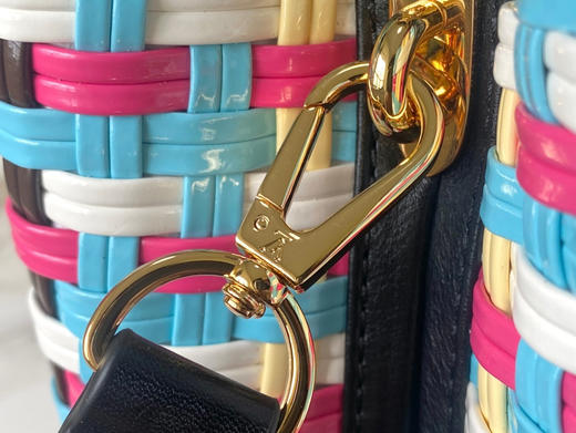 秋冬特惠💰1900 渠道级LV 新品 te级LV 全套包装 M22270/M48865五彩编织〰此款色彩绚丽的Capucines中号手袋 商品图6