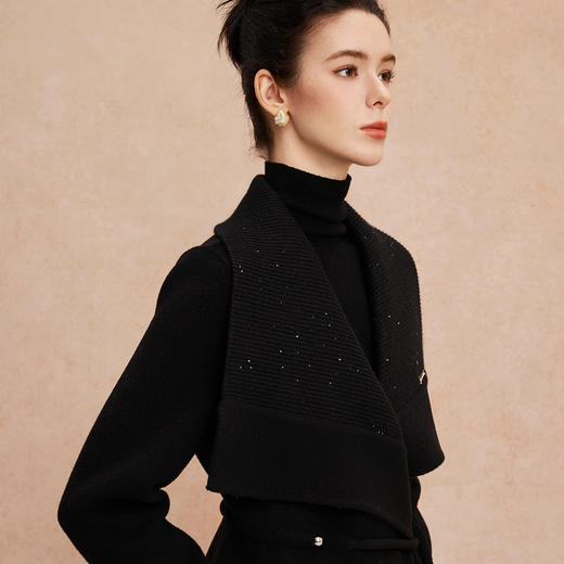 QH952斯尔丽25新款针织配色进口小亮片大翻领收腰放摆气质长大衣 商品图2