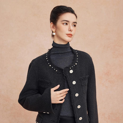 QH944斯尔丽25新款小香风系列手工珍珠奢华正肩显瘦羊毛大衣 商品图9