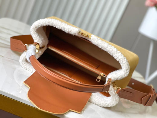 秋冬特惠💰1600 渠道级LV 新品 te级LV 动态芯片 M12784/M48865Souple金棕绒毛款 本款 Capucines Souple 大号手袋 商品图5