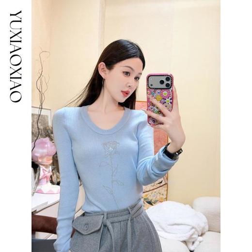 余潇潇【玫瑰物语】桑蚕丝绵羊毛混纺玫瑰花烫钻大圆领打底毛衫 商品图4