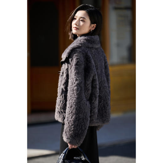 “行走的小暖炉” 进口超细旦仿生绒  细腻的绒簇光泽 米思阳2025冬季高级灰翻领减龄升级版仿皮草短外套女5742 商品图4