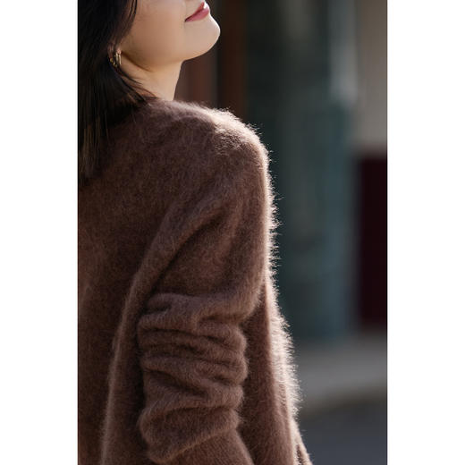 慵懒风舒适V领 100%羊毛 升级版拉毛技术 绒感翻倍丰盈 米思阳秋冬新款弹力百搭毛衣 上身轻盈无压5140 商品图6