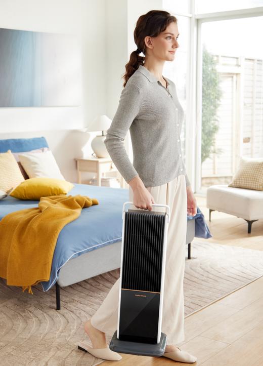 【看得见的温暖】 摩飞立式取暖器MR2029 纤薄机身 3D仿真炭火 石墨烯科技2秒速热 直流变频 节能省电 4倍大出风口 双核风轮 12H自动关机 配遥控器 商品图2