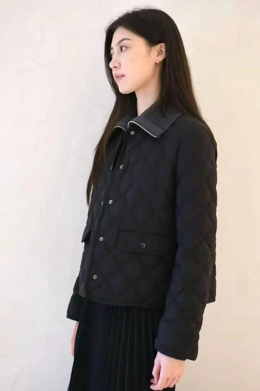羊毛混纺短款翻盖羽绒服 翻领西装羽绒服 正肩合身廓形 线条流畅 剪裁合体 撞色灯芯绒翻领设计 羊毛混纺平纹布面料 商品图7