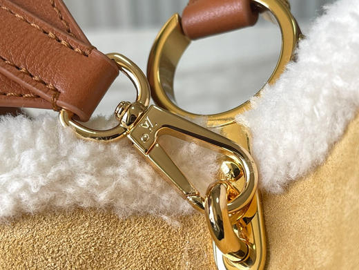 秋冬特惠💰1600 渠道级LV 新品 te级LV 动态芯片 M12784/M48865Souple金棕绒毛款 本款 Capucines Souple 大号手袋 商品图4