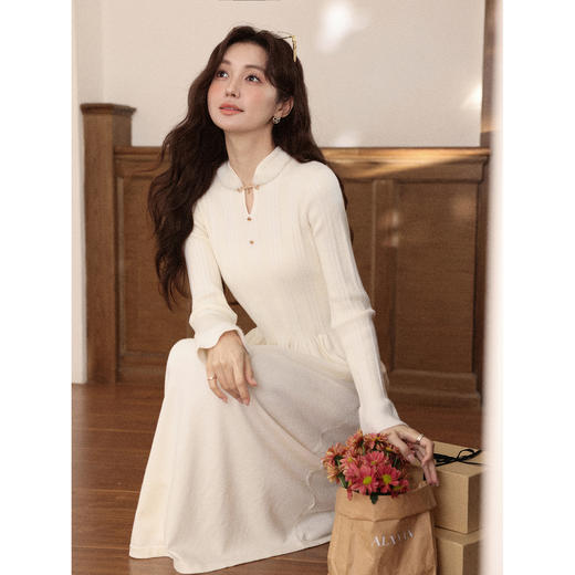 鹿向南「雪松奶贝」新中式国风长袖针织连衣裙女秋冬收腰杏色长裙 商品图3