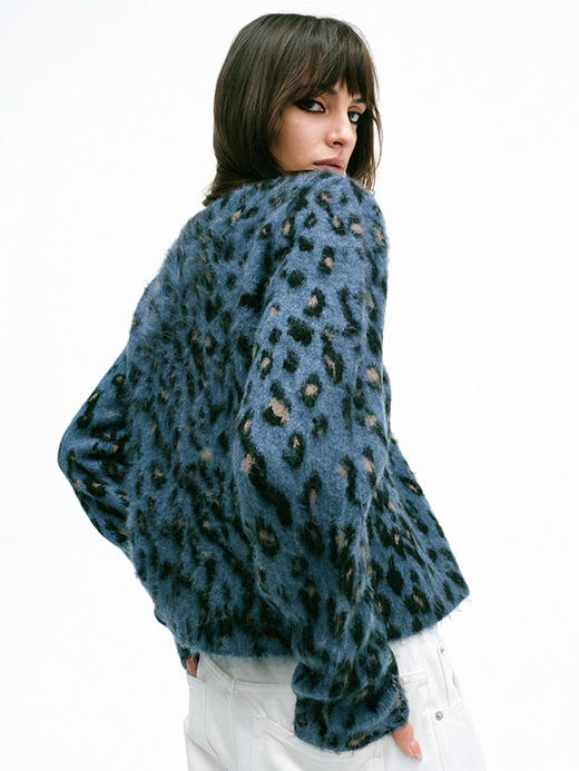 TR她热 蓝色风豹 蓝色豹纹拉毛复古保暖设计感V领开衫外搭 商品图4