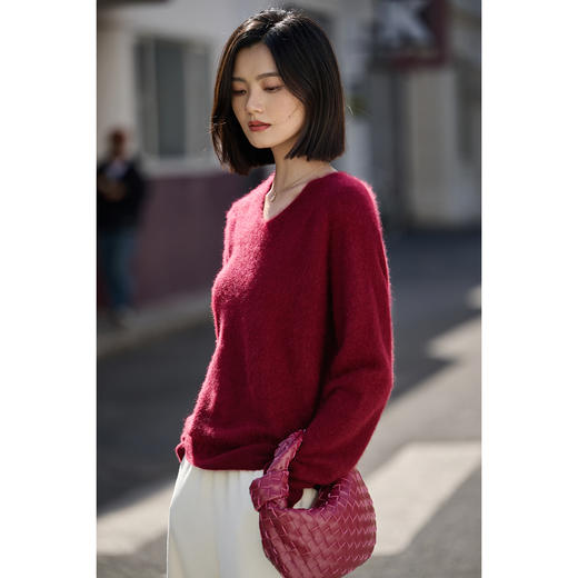 慵懒风舒适V领 100%羊毛 升级版拉毛技术 绒感翻倍丰盈 米思阳秋冬新款弹力百搭毛衣 上身轻盈无压5140 商品图0