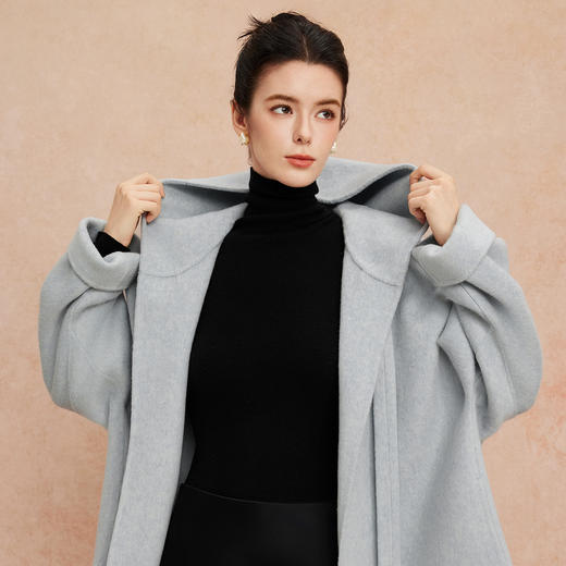 QH965斯尔丽2025新款一手长松弛老钱风兜帽轻柔羊毛大衣 商品图4