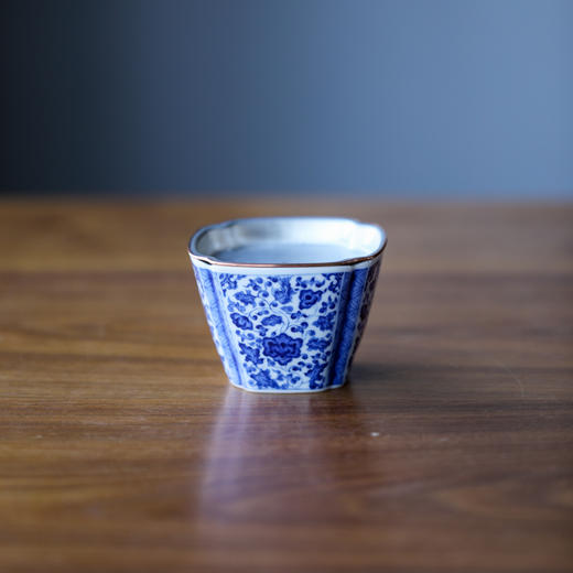 【曰何】 青花点工缠枝四方建水 商品图8