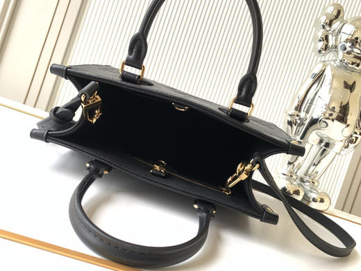 秋冬特惠💰1330 渠道级LV【全钢五金 变码芯片】te级LV 全套包装 M45653 黑色压花 本款 OnTheGo小号托特包 商品图6