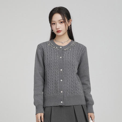 奢姿大码女装2025冬季胖妹妹时尚珍珠装饰绞花设计圆领针织开衫9854670586 商品图3