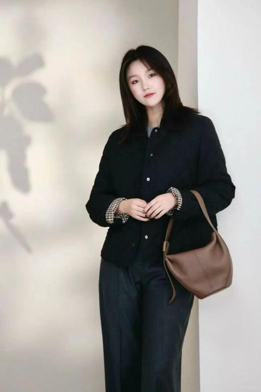 羊毛混纺短款翻盖羽绒服 翻领西装羽绒服 正肩合身廓形 线条流畅 剪裁合体 撞色灯芯绒翻领设计 羊毛混纺平纹布面料 商品图8