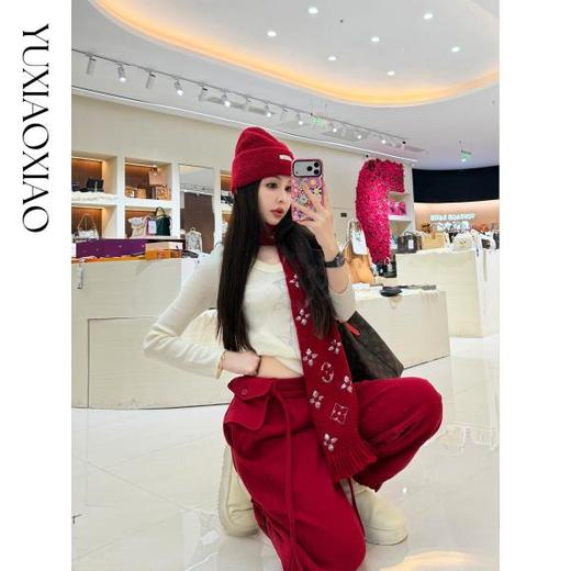 余潇潇【玫瑰物语】桑蚕丝绵羊毛混纺玫瑰花烫钻大圆领打底毛衫 商品图3