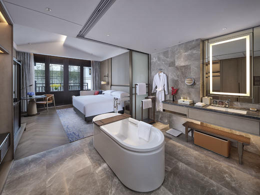 ★江苏年夜饭★￥899起/人（6人起订），宿2晚小众宝藏地【盐城大洋湾希尔顿逸林酒店】豪华房+6/10人年夜饭+年初一自助晚餐，另有4天3晚套餐可选~有效期2026年2月16日专享 商品图3