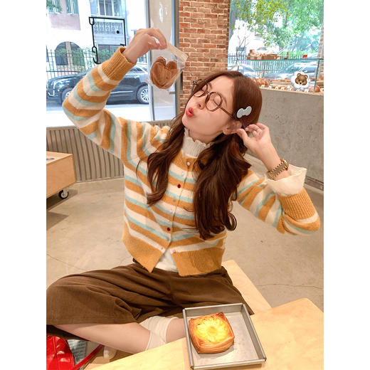 <曾小咸推荐> 现货秒杀！微信超特价！咖色条纹短款毛衣开衫 日常189.99 立减100 秒杀89.99！ 商品图3