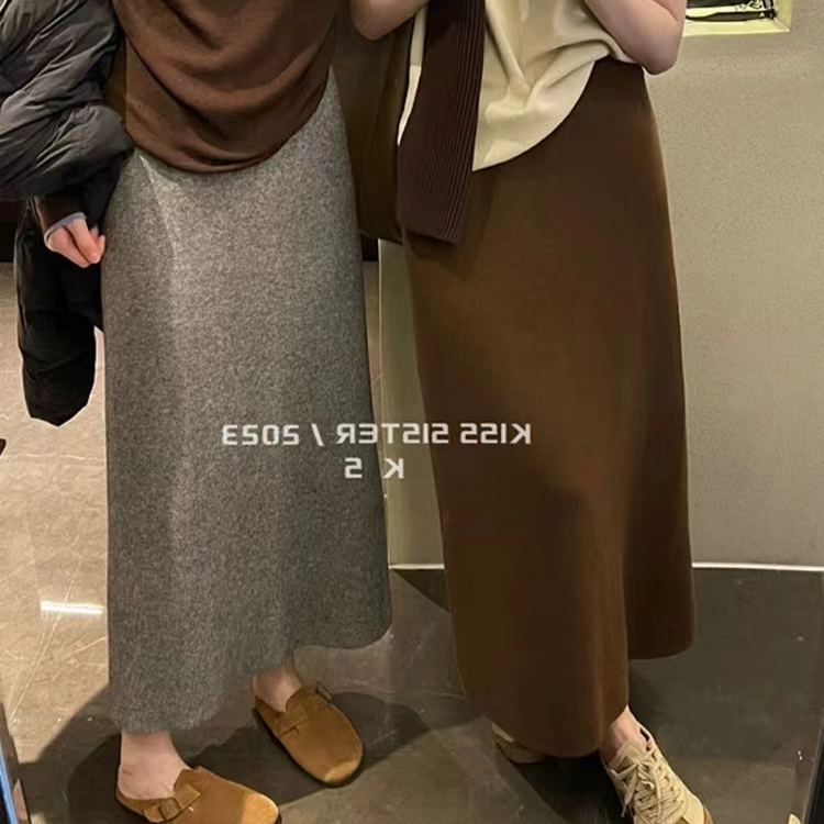 佐姿莎 纯色直筒后开叉仿羊绒半身裙N503  十色可选百搭；休闲气质兼具，轻松搭配御姐味道，下摆开叉设计，洋气高级显瘦；加密加厚仿羊绒，580g将近1.2斤的重量，软糯厚实保暖