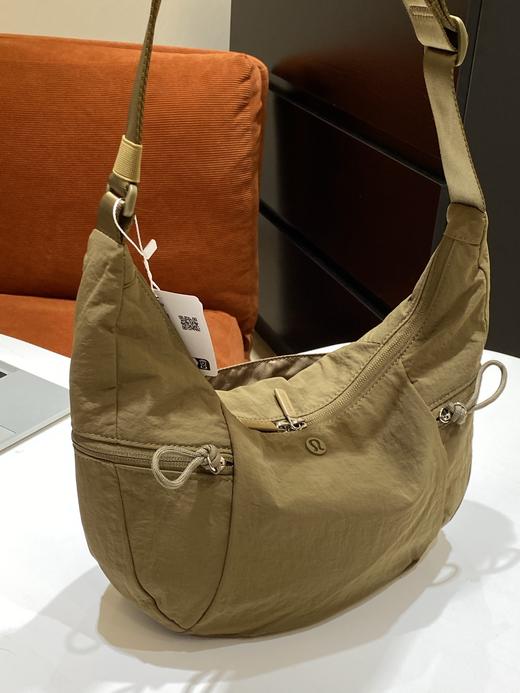 点此购买 lulu露露男女款单肩斜挎牛角包 xj 336730 商品图11