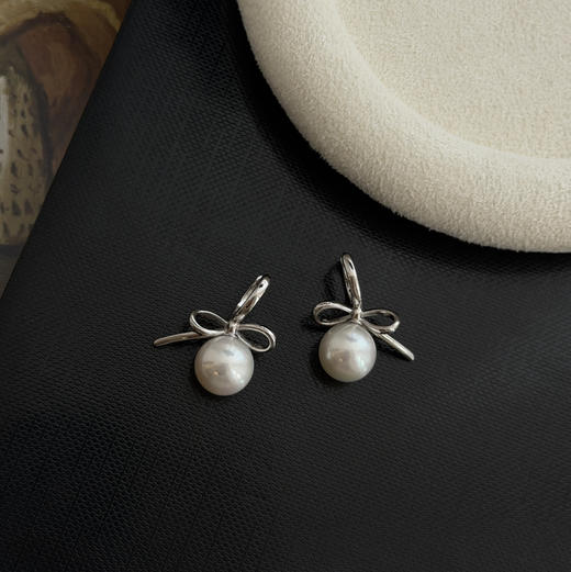 甄珠贝 Ribbon简约耳扣 ji光淡水正圆珠 10-11mm 面无暇，侧面或者背部微微瑕 925银配件 商品图0