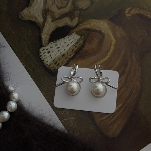 甄珠贝 Ribbon简约耳扣 ji光淡水正圆珠 10-11mm 面无暇，侧面或者背部微微瑕 925银配件 商品图5