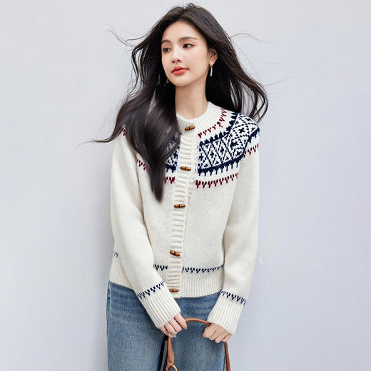 西遇氛围穿搭女2025冬季新款圆领短款保暖费尔岛毛衣开衫外套SS051891 商品图1