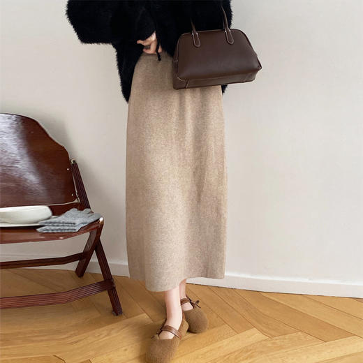 佐姿莎 纯色直筒后开叉仿羊绒半身裙N503  十色可选百搭；休闲气质兼具，轻松搭配御姐味道，下摆开叉设计，洋气高级显瘦；加密加厚仿羊绒，580g将近1.2斤的重量，软糯厚实保暖 商品图6