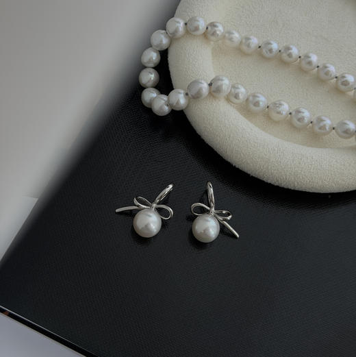 甄珠贝 Ribbon简约耳扣 ji光淡水正圆珠 10-11mm 面无暇，侧面或者背部微微瑕 925银配件 商品图2