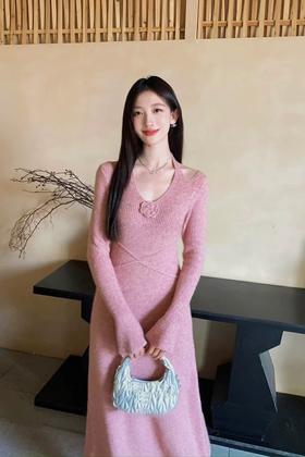 SIA SAYLOR 气质优雅挂脖花朵修身针织连衣裙 21784