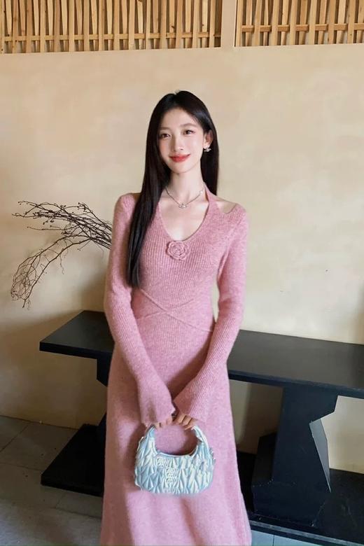 SIA SAYLOR 气质优雅挂脖花朵修身针织连衣裙 21784 商品图0