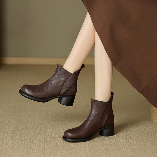 【预售5天】2025新款复古短靴粗跟圆头棕色春秋单靴软底冬季加绒马丁靴QCNX-139-1 商品图2