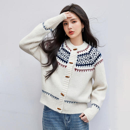 西遇氛围穿搭女2025冬季新款圆领短款保暖费尔岛毛衣开衫外套SS051891 商品图3