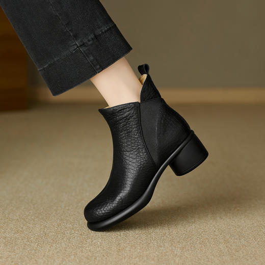 【预售5天】2025新款复古短靴粗跟圆头棕色春秋单靴软底冬季加绒马丁靴QCNX-139-1 商品图0