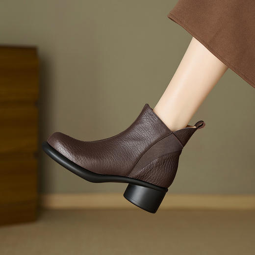 【预售5天】2025新款复古短靴粗跟圆头棕色春秋单靴软底冬季加绒马丁靴QCNX-139-1 商品图1