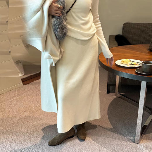 佐姿莎 纯色直筒后开叉仿羊绒半身裙N503  十色可选百搭；休闲气质兼具，轻松搭配御姐味道，下摆开叉设计，洋气高级显瘦；加密加厚仿羊绒，580g将近1.2斤的重量，软糯厚实保暖 商品图7