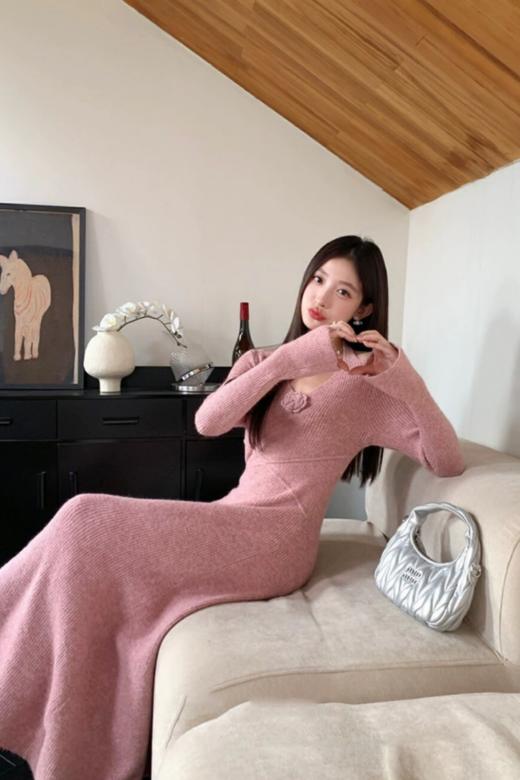 SIA SAYLOR 气质优雅挂脖花朵修身针织连衣裙 21784 商品图1