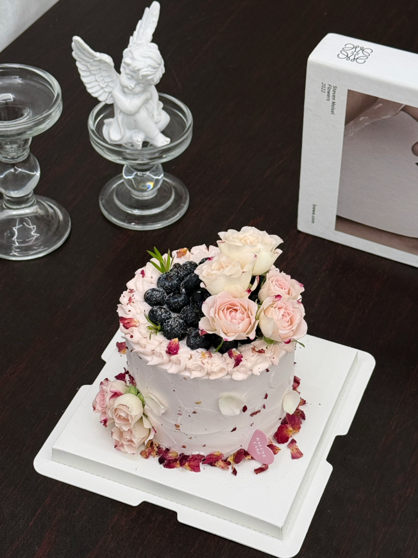 氛围感蓝莓鲜花素雅生日蛋糕