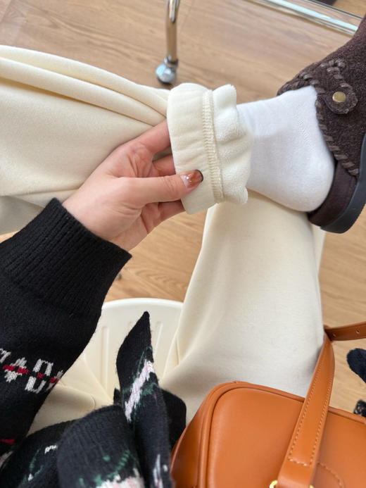 加绒运动卫裤！2025笑脸刺绣束口窄版运动女款卫裤 温暖且有型 显瘦不臃肿 挺阔且柔软 商品图2