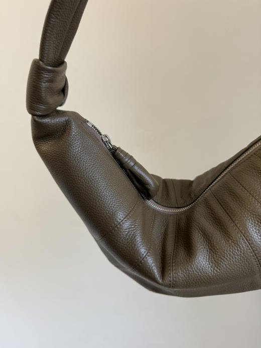 1127-6 自留 辣妹经典 中号单肩斜挎包 炒鸡轻盈百搭 松弛感牛角包 商品图7